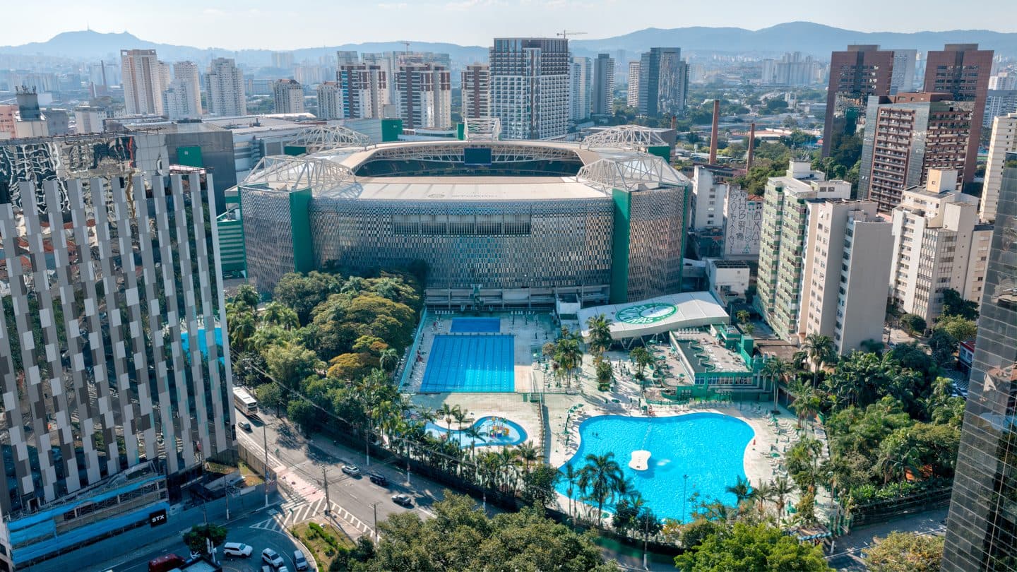 Vista aérea do Allianz Parque, com o parque aquático e o verde em primeiro plano